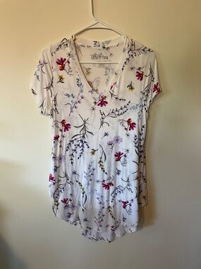 Latched Mama White Nursing Floral V-Neck Short Sleeve Top